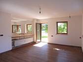 Wohnzimmer - Renovierte Terrassen-Wohnung im Grünen