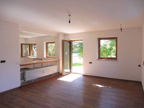 Wohnzimmer - Renovierte Terrassen-Wohnung im Grünen