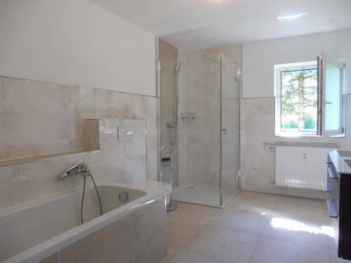 Badewanne und Dusche - 