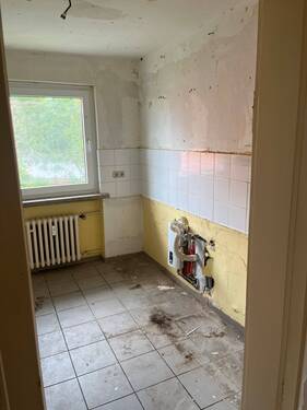 Blick vom Flur in die Küche - Instalationswand - 