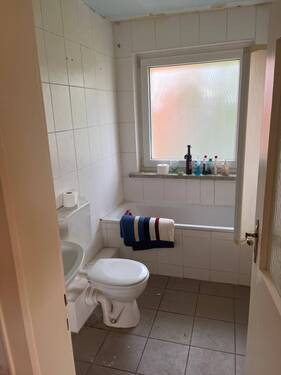 Blick vom Flur ins Bad - 