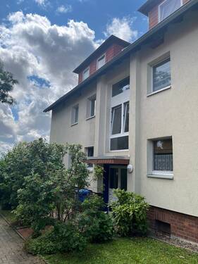 Hauseingang - GöttingenGeismar - 23-Zimmer Eigentumswohnung, 1.OG, perfekte Lage, traumhafter Ausblick, ruhige Gegend, unsaniert