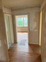 Blick vom Flur Richtung Bad und Wohn/-Esszimmer - 