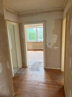 Blick vom Flur Richtung Bad und Wohn/-Esszimmer - 