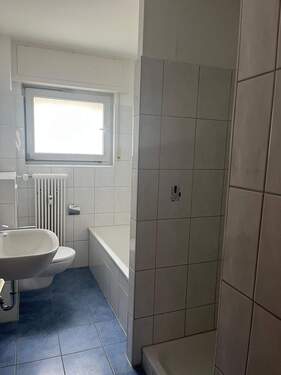 TGL-Bad mit Dusche und Wanne - 