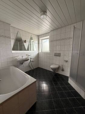 Badezimmer mit Tageslicht,Dusche, WC und Badewanne - 