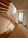 Flur mit Treppe ins DG - 