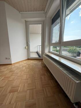 Zimmer (OG) mit Zugang zum Balkon - 