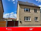 Straßenansicht - Garten, Werkstatt, Wohnraum - alles da