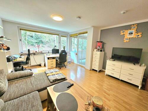 Wohnzimmer mit Balkonzugang - Schöne 2-Zimmer-Wohnung inkl. EBK, großem Balkon & TG-Stellplatz in ruhiger Stadtrandlage