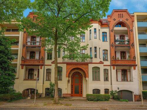 Building Facade - Charmante 3-Zimmer-Wohnung mit hohen Decken & Dachboden Dachraum für die Erweiterung