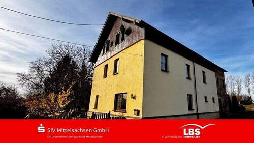 Ansicht mit Zuwegung - Teilsaniertes Haus mit viel Potential