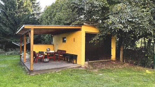 überdachte Sitzecke an der Garage - 