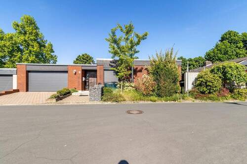 Gesamtansicht Eingangsbereich - renovierter Bungalow mit 5,5 Zimmern, Schwimmbad und Doppelgarage