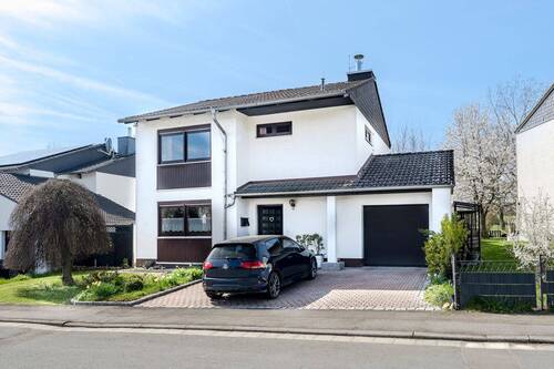 Garage und zwei Stellplätze - 