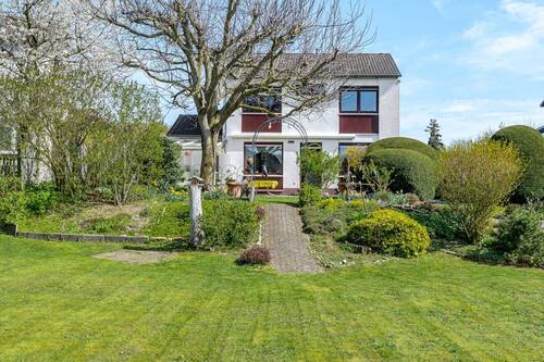 Ansicht von der Gartenseite - 5 Zimmer Einfamilienhaus in Wehrheim