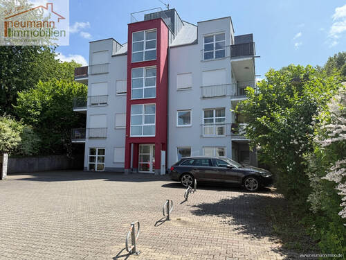 Ansicht mit Stellplätzen - 1 Zimmer Etagenwohnung in Höhr-Grenzhausen