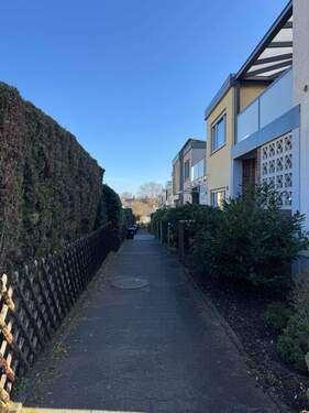 Gehweg zum Wohnhaus - 