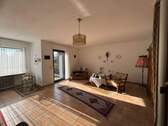 Wohnzimmer mit Zugang zum Garten - sonniges Reihenmittelhaus mit Garage und Garten