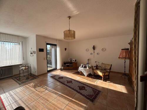 Wohnzimmer mit Zugang zum Garten - sonniges Reihenmittelhaus mit Garage und Garten