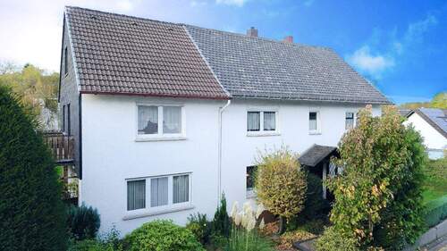 Frontansicht - Mehrgenerationenhaus mit Nebengebäude auf großem Areal in Flammersfeld.