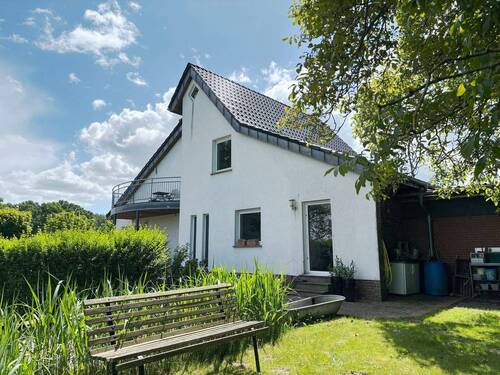 Seitenansicht - Wohnhaus mit toll angelegtem Garten im Außenbereich von Mettingen!