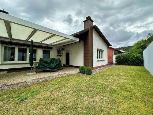 Bild 1 - +++In unverbaubarer Lage: Charmantes Einfamilienhaus mit kleiner Einliegerwohnung, Panoramablick, Terrassen, Garten, Garage in ruhiger, idyllischer La