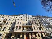 Fassade - Tiergarten - 2-3 Zi - Ein Objekt mit Renovierungsbedarf- Ideal, um eigene Wohnideen zu verwirklichen