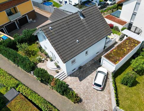 Draufsicht Garagenzufahrt - 6 Zimmer Einfamilienhaus zum Kaufen in Pforzheim
