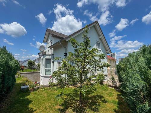 Vorgarten - Einfamilienhaus mit 182,40 m² in Pforzheim zum Kaufen