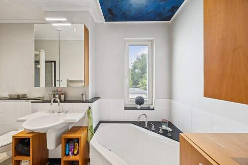 Badezimmer mit Eckwanne - 