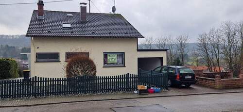 20250123_145438 Frontansicht.jpg - Freistehendes 1-2 Fam.-Haus mit Garage und Garten in einer ruhigen Wohnlage in Eschringen