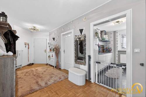 Flur - Etagenwohnung mit 95,00 m&sup2; in Lappersdorf zum Kaufen