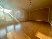 Wohnzimmer (Ansicht 1) - Ab dem 01.06. : Gepflegte 2-Zimmer-Wohnung mit Loggia, Einbauküche und Außenstellplatz in Elmshorn