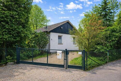 Straßenansicht mit elektr. Tor - 3 Zimmer Bungalow zum Kaufen in Buchholz in der Nordheide
