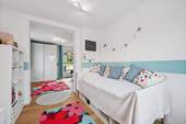  Kinderzimmer 2 mit Zugang zum Balkon - 