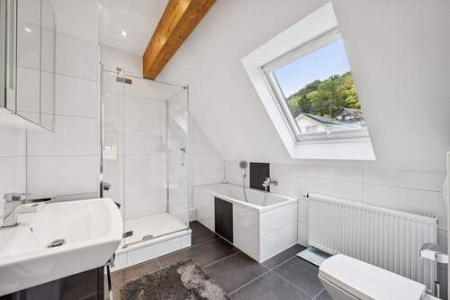 Modernes Elternbad mit Dusche und Wanne - 