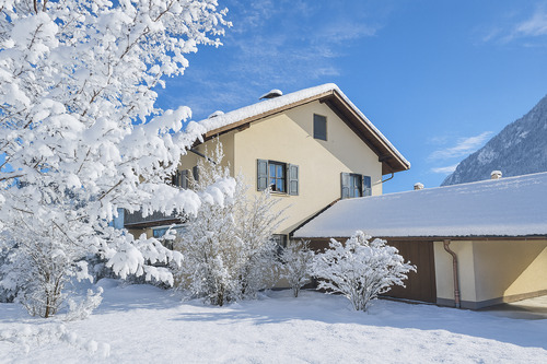 Hausansicht - 2 Zimmer Etagenwohnung zum Kaufen in Eschenlohe