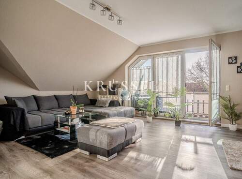 Das lichtdurchflutete Wohnzimmer mit Balkon - 4 Zimmer Etagenwohnung in Cloppenburg