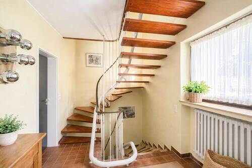 Treppenhaus mit offener Holztreppe - 