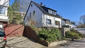 Hausansicht Nordgiebel - Freistehendes Einfamilienhaus mit 2 Wohneinheiten und Garten, 2 Garagen im Haus