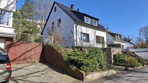 Hausansicht Nordgiebel - Freistehendes Einfamilienhaus mit 2 Wohneinheiten und Garten, 2 Garagen im Haus