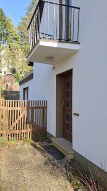 Hauseingang unter Balkon EG - 