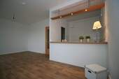 Wohnzimmer mit Blick auf Küche - 3 Zimmer Etagenwohnung in Merseburg