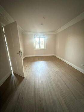 gut geschnittenes helles Zimmer - 