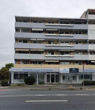 Frontansicht mit Balkon - 