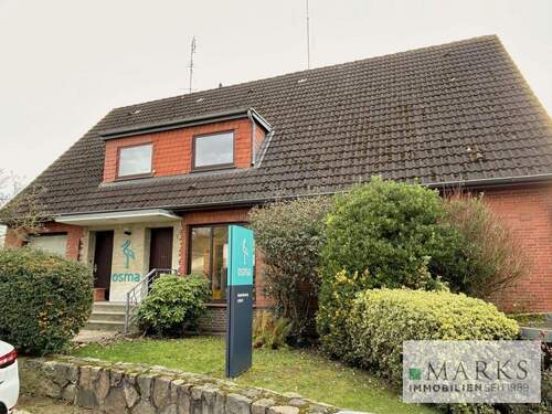 Titelbild - Rarität: Großzügiges, vollunterkellertes EFHZFH mit Doppelcarport und 5 Garagen in Lübeck-Kücknitz