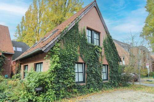 Grün eingewachsenes Praxishaus - 