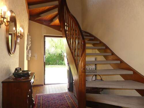 Eingangsdiele mit Treppe zum O - 