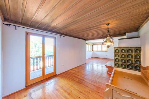 Wohnzimmer mit Kamin - 6 Zimmer Mehrfamilienhaus, Wohnhaus in Tegernsee / Leeberg